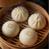 新宿中村屋 天成饅（小）16個入ギフトセットの蒸し器から湯気が立ち上る、出来立て感のあるシズル画像