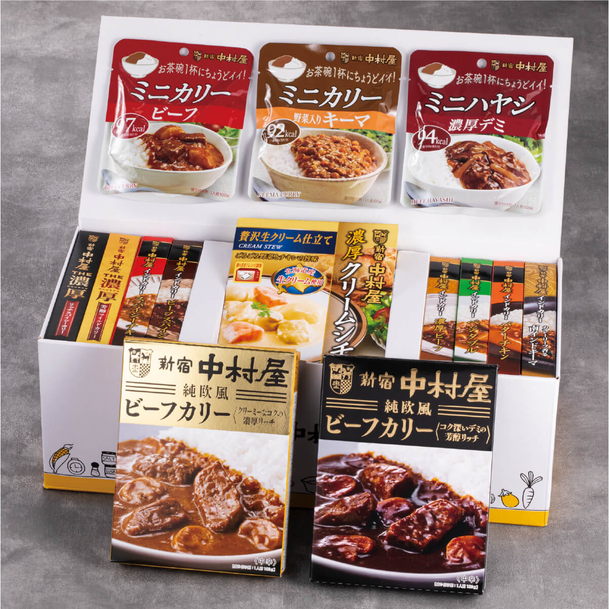 新宿中村屋レトルトバラエティセット　14種14個入（蓋を開けた状態）詰め合わせギフトの中身が見える画像
