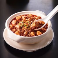 香辣油の香りと熟成醤のコクが際立つプレミアム麻婆豆腐｜たっぷりのひき肉と豆豉の旨みが調和した、本格四川麻婆豆腐のシズル画像