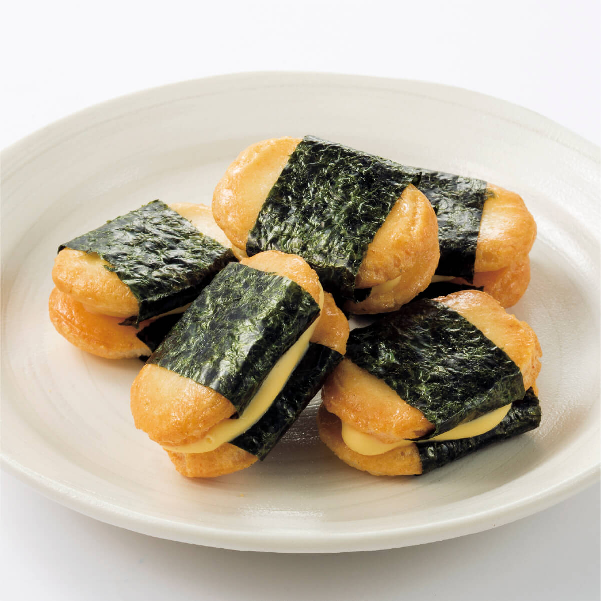 新宿中村屋 磯風味チーズあられを皿に盛り付けたイメージ