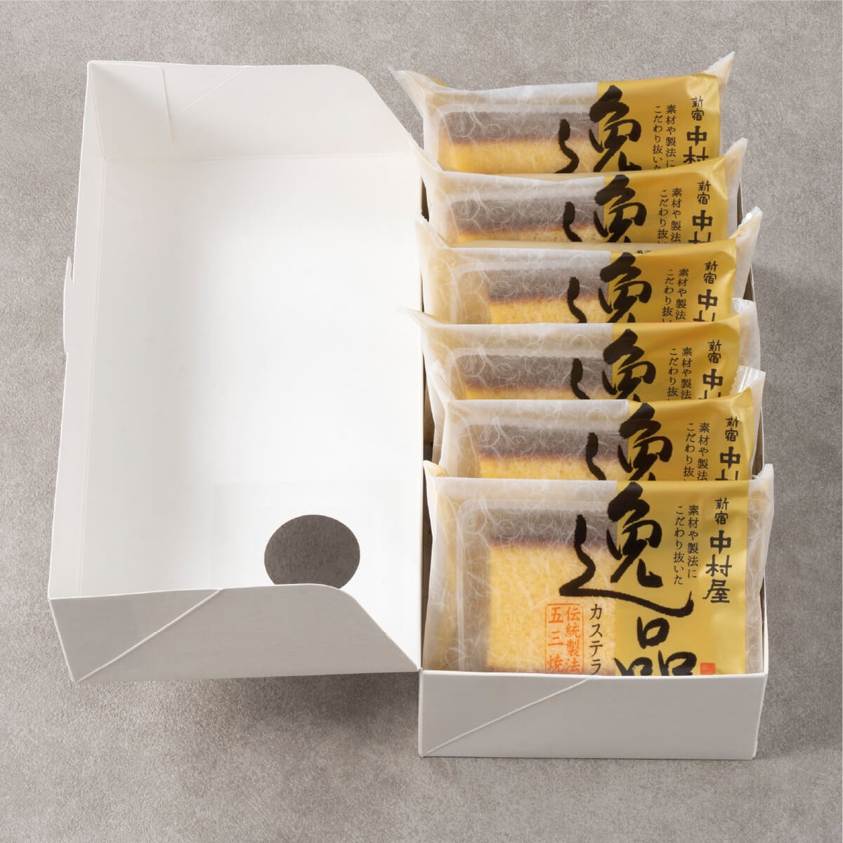 新宿中村屋 逸品カステラ 6個（蓋を開けた状態）詰め合わせギフトの中身が見える画像