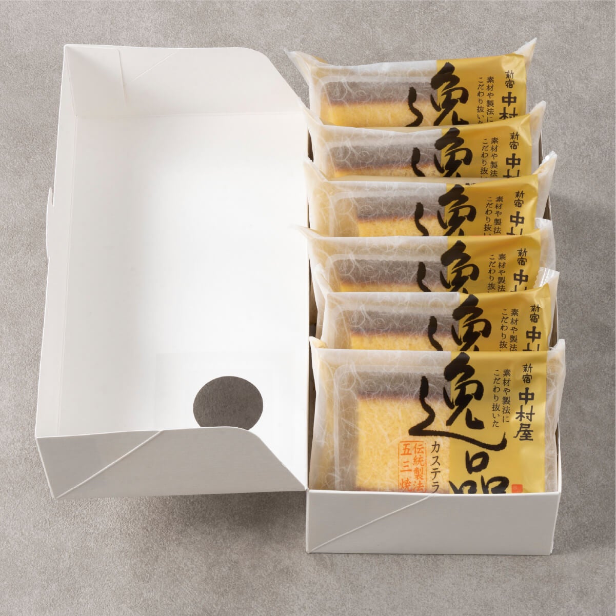 新宿中村屋 逸品カステラ 6個（蓋を開けた状態）詰め合わせギフトの中身が見える画像