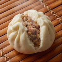 新宿中村屋 天成（小）肉饅（にくまん）の湯気が立ち上る出来立て感のある画像