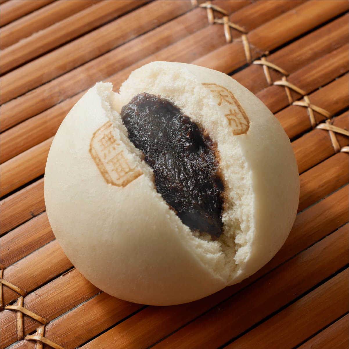 新宿中村屋 天成（小）餡饅（あんまん）の湯気が立ち上る出来立て感のある画像
