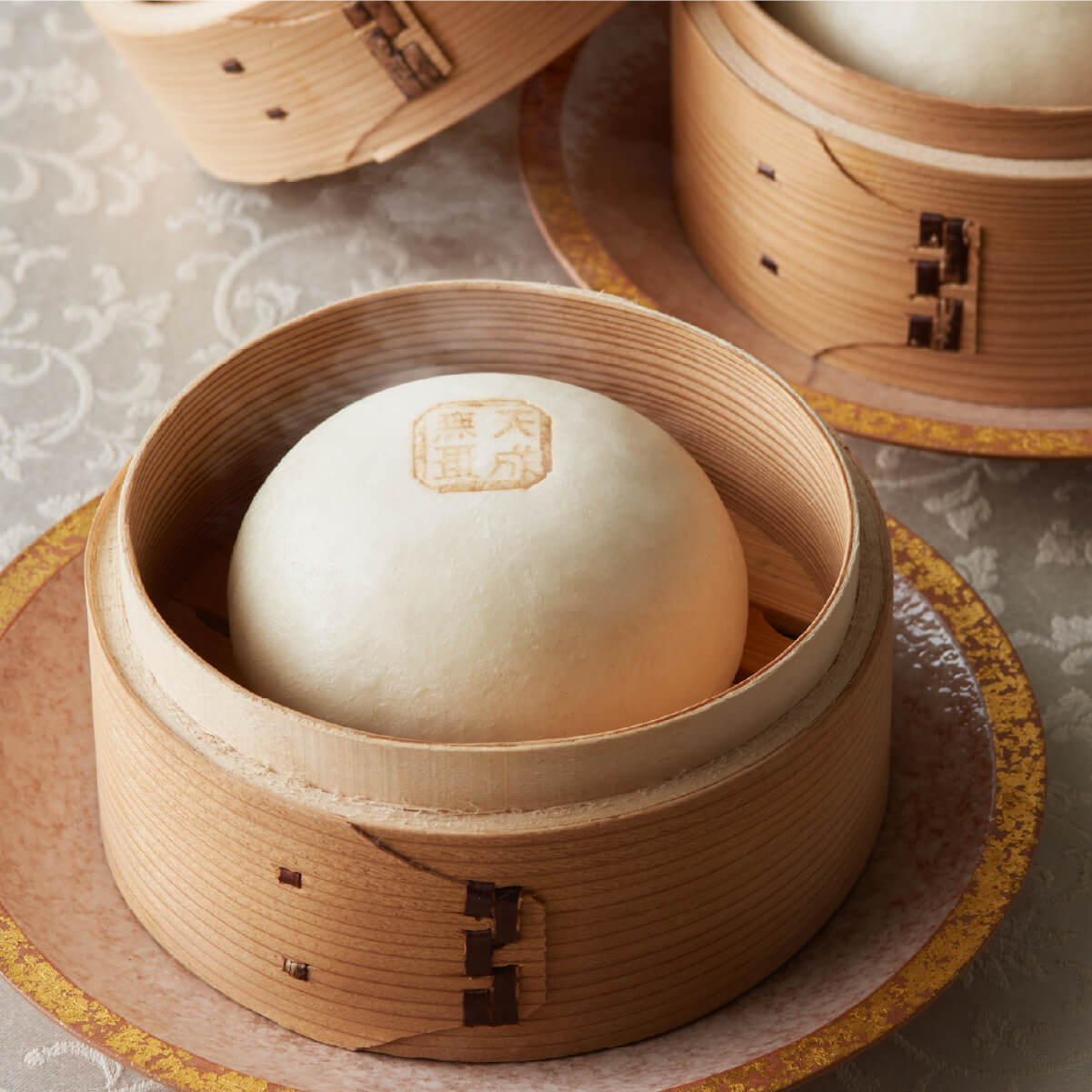 天成（小）餡饅（あんまん）の湯気が立ち上る皿盛り