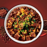 特製XO醤の香ばしさが広がる新宿中村屋の中辛麻婆豆腐｜えび・ほたて・豆豉のうま味が重なり合う、コク深く贅沢な四川麻婆豆腐のシズル画像
