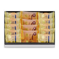 新宿中村屋　月の菓詰合わせ　14個入り（蓋を開けた状態）。整然と並んだ「月の菓」と「月の菓　栗」の中身が見える