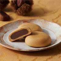 新宿中村屋　月の菓　栗（みるくまんじゅう）の断面写真。北海道産生クリームを使用したなめらかな栗みるく餡のしっとり食感が伝わるシズル画像