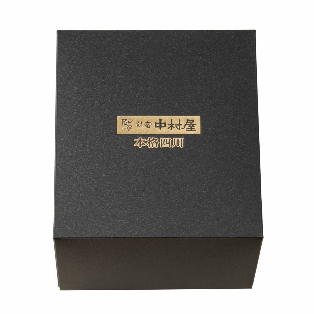 新宿中村屋 四川麻婆豆腐コンプリートBOX（黒）の外箱パッケージ。高級感のあるデザインで、本格中華ギフトセットにふさわしい装いの箱