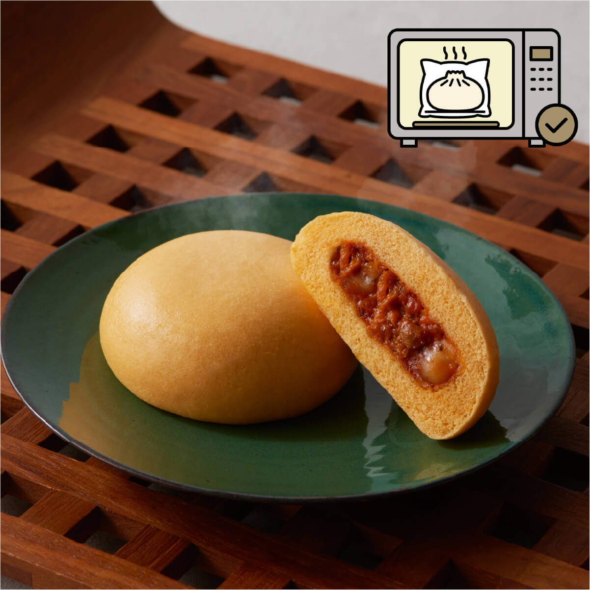 新宿中村屋のピザまんの断面、とろーりチーズとトマトベースの具材が見える中華まん