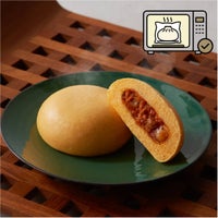 新宿中村屋のピザまんの断面、とろーりチーズとトマトベースの具材が見える中華まん