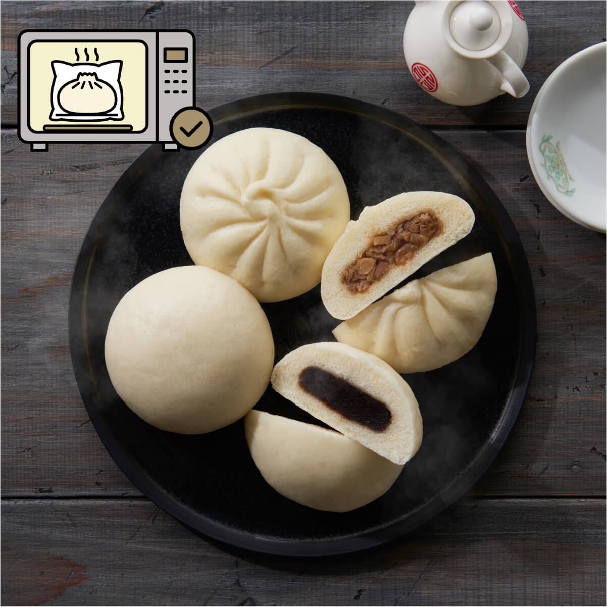 新宿中村屋の肉まんとあんまんのカット断面を皿に盛り付けた真俯瞰のシズル画像、湯気と断面が見える中華まん