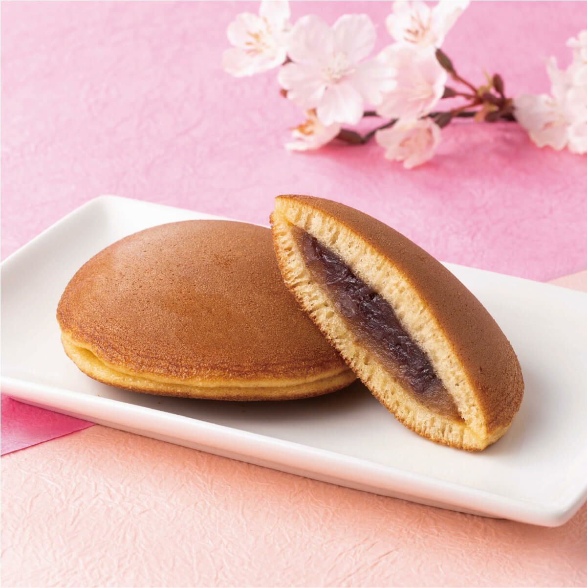 新宿中村屋 どら焼 桜あずき 皿に盛り付けた状態