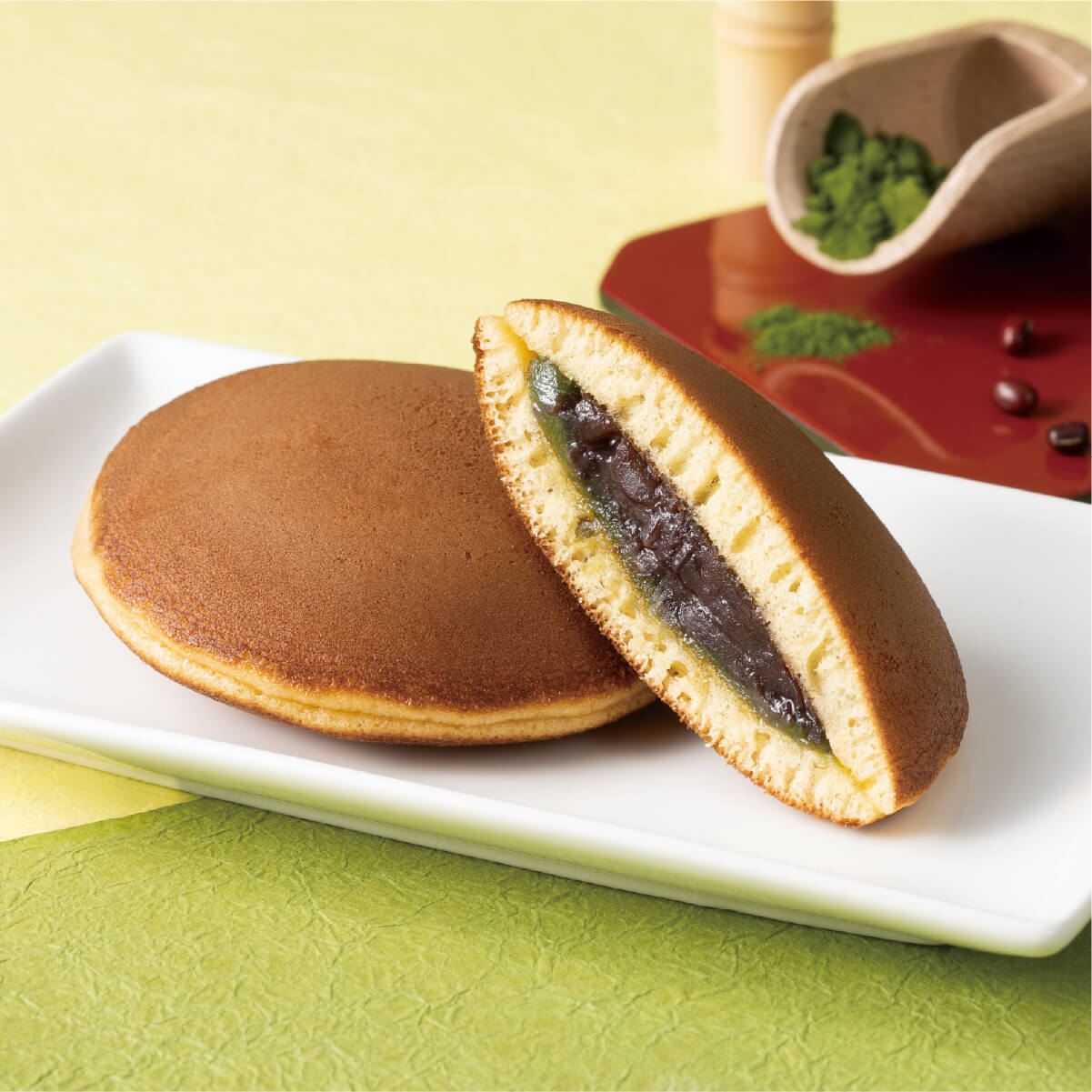 新宿中村屋 どら焼 抹茶あずき 皿に盛り付けた状態