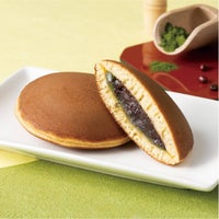 新宿中村屋 どら焼 抹茶あずき 皿に盛り付けた状態