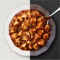 新宿中村屋「辛香自在　麻婆豆腐」盛り付けシズルカット 調理用ソースのアップ画像