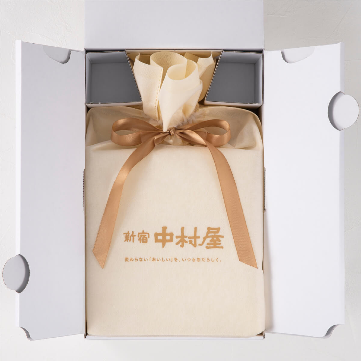 リボン付き「新宿中村屋」オリジナル不織布ラッピング 詰め合わせギフトの中身が見える画像
