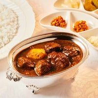 新宿中村屋「新宿中村屋ビーフカリー　2個セット」盛り付けシズルカット レトルトカレーのアップ画像