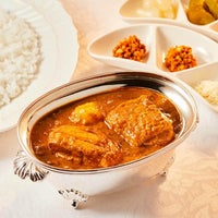新宿中村屋「新宿中村屋チキンカリー　2個セット」盛り付けシズルカット レトルトカレーのアップ画像