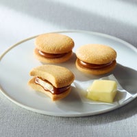 キャラメルバタームーンの断面写真。バタークリーム入りの自家製キャラメルとサクッと軽いサブレの食感が伝わる画像