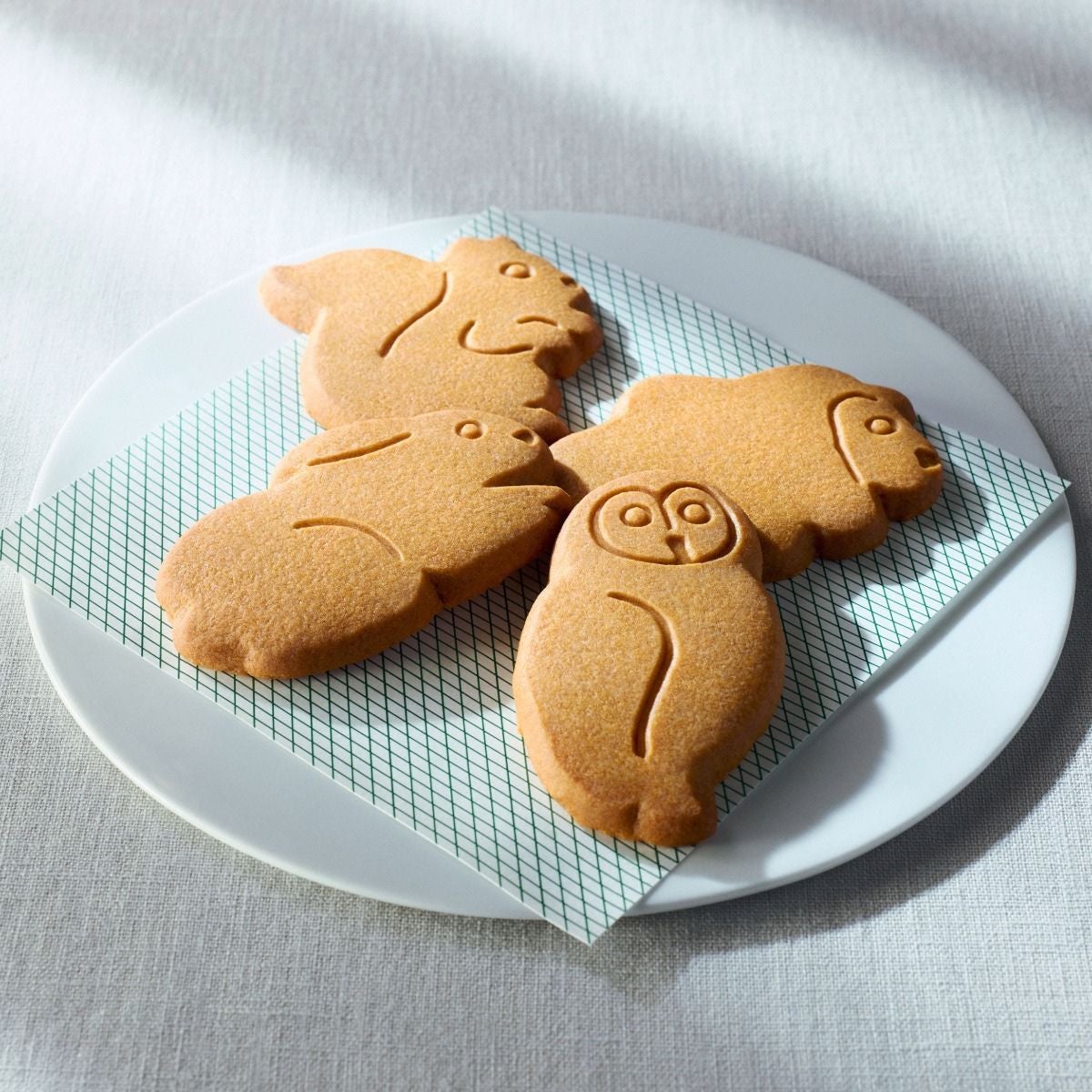 キャラメルサブレの断面写真。香ばしいキャラメルの風味と、たまごとバターをたっぷり使用した優しい味わいが伝わる画像