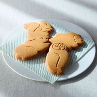 キャラメルサブレの断面写真。香ばしいキャラメルの風味と、たまごとバターをたっぷり使用した優しい味わいが伝わる画像