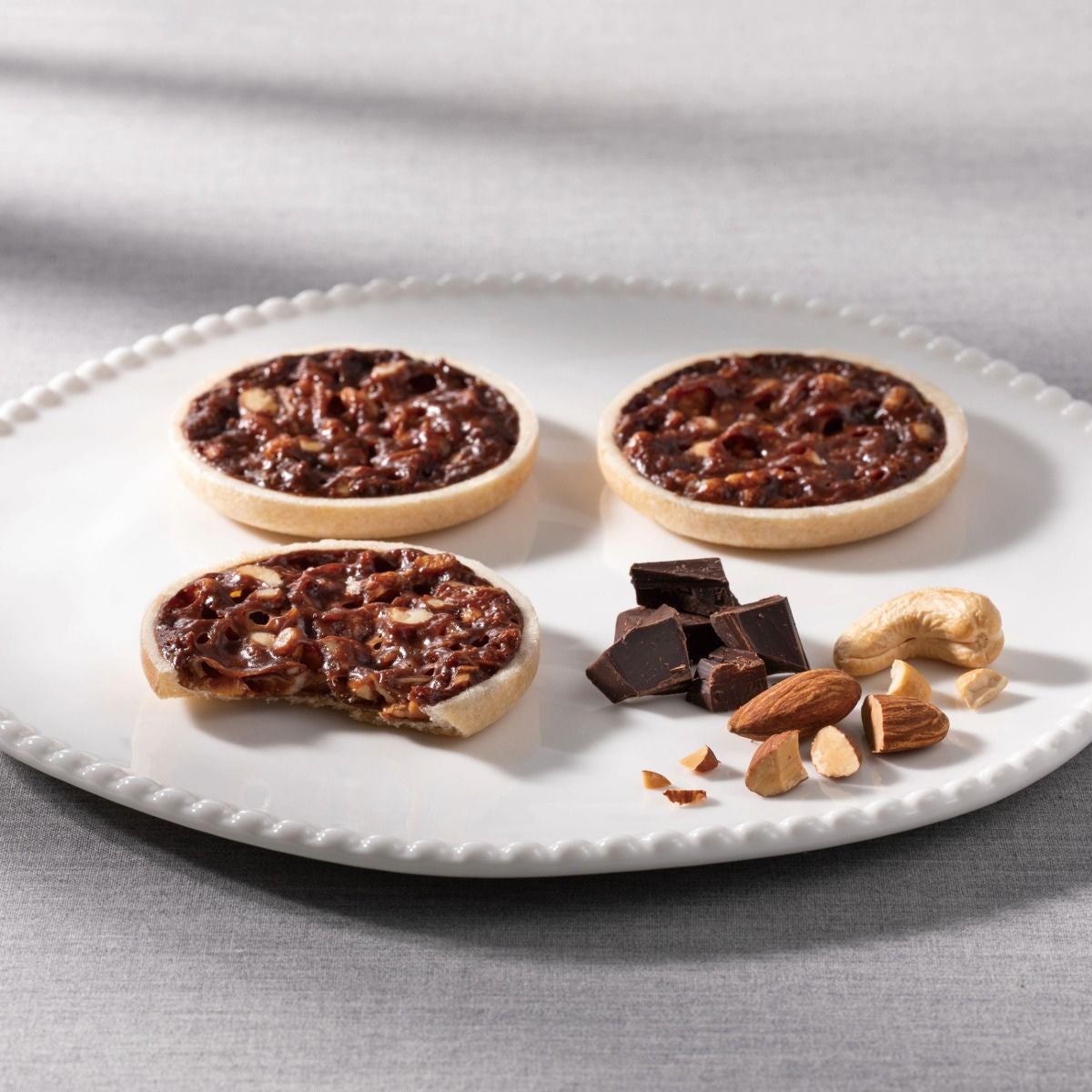 キャラメルショコラの断面写真。チョコレートキャラメルとザクザク食感のナッツが伝わる画像