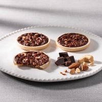 キャラメルショコラの断面写真。チョコレートキャラメルとザクザク食感のナッツが伝わる画像
